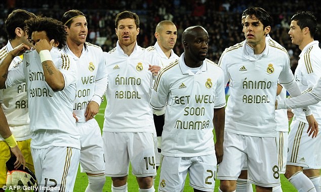 Các ngôi sao Real Madrid chúc Abidal và Muamba bình an.